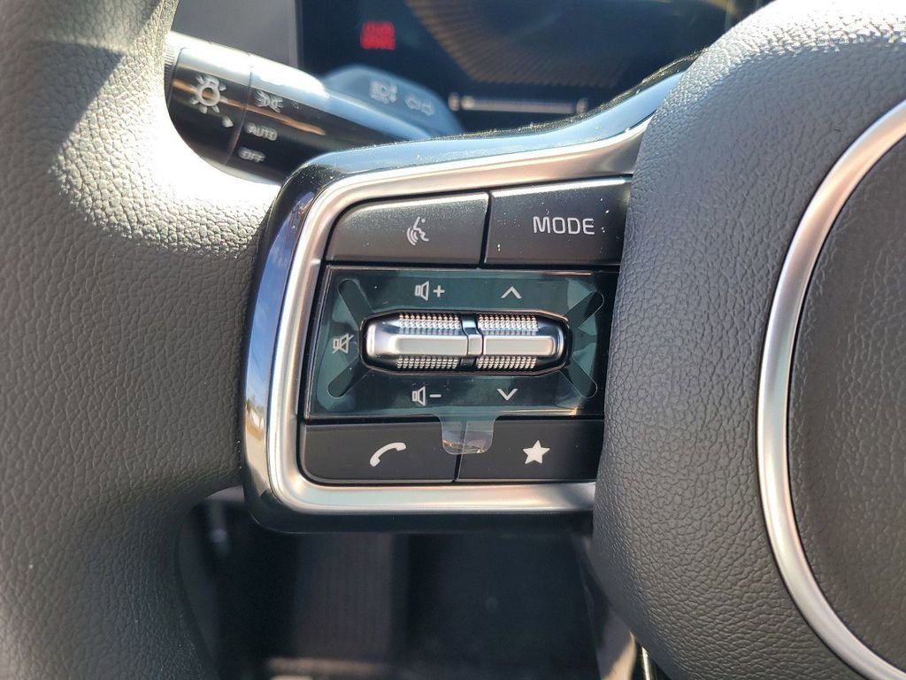Used 2025 Kia Sorento LX FWD image 11