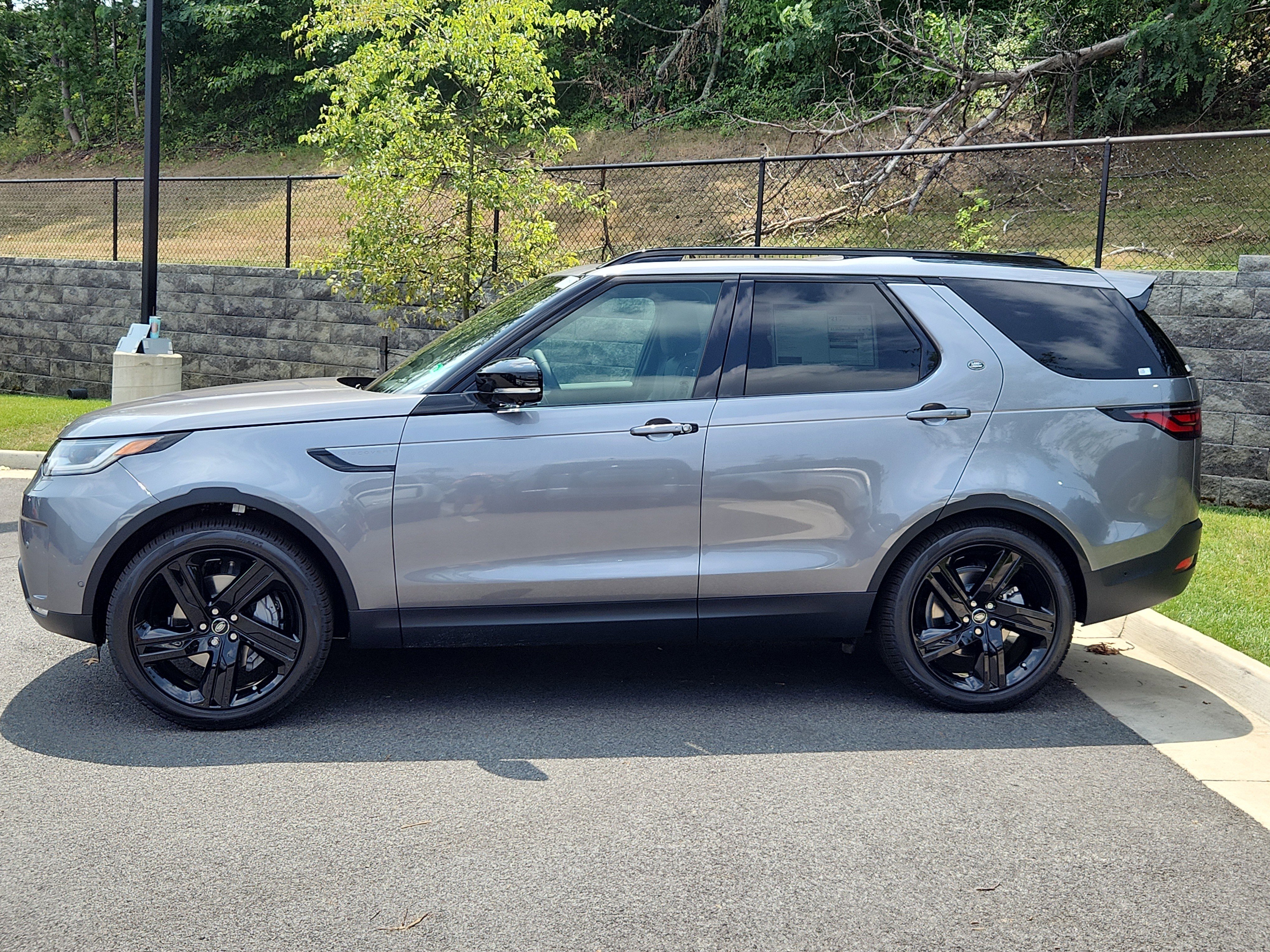 Used 2025 Land Rover Discovery S image 6