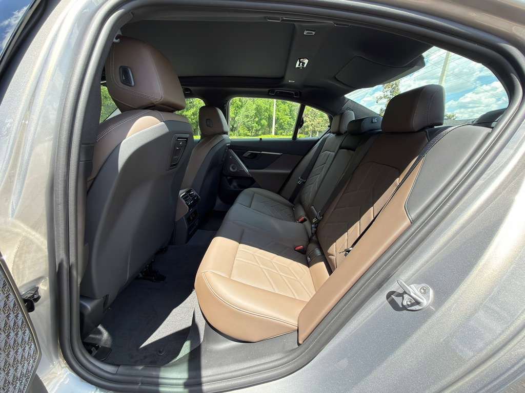 New 2026 BMW 550e xDrive AWD/4WD image 23