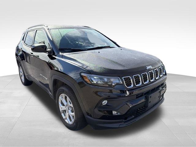 Used 2024 Jeep Compass Latitude AWD/4WD image 2