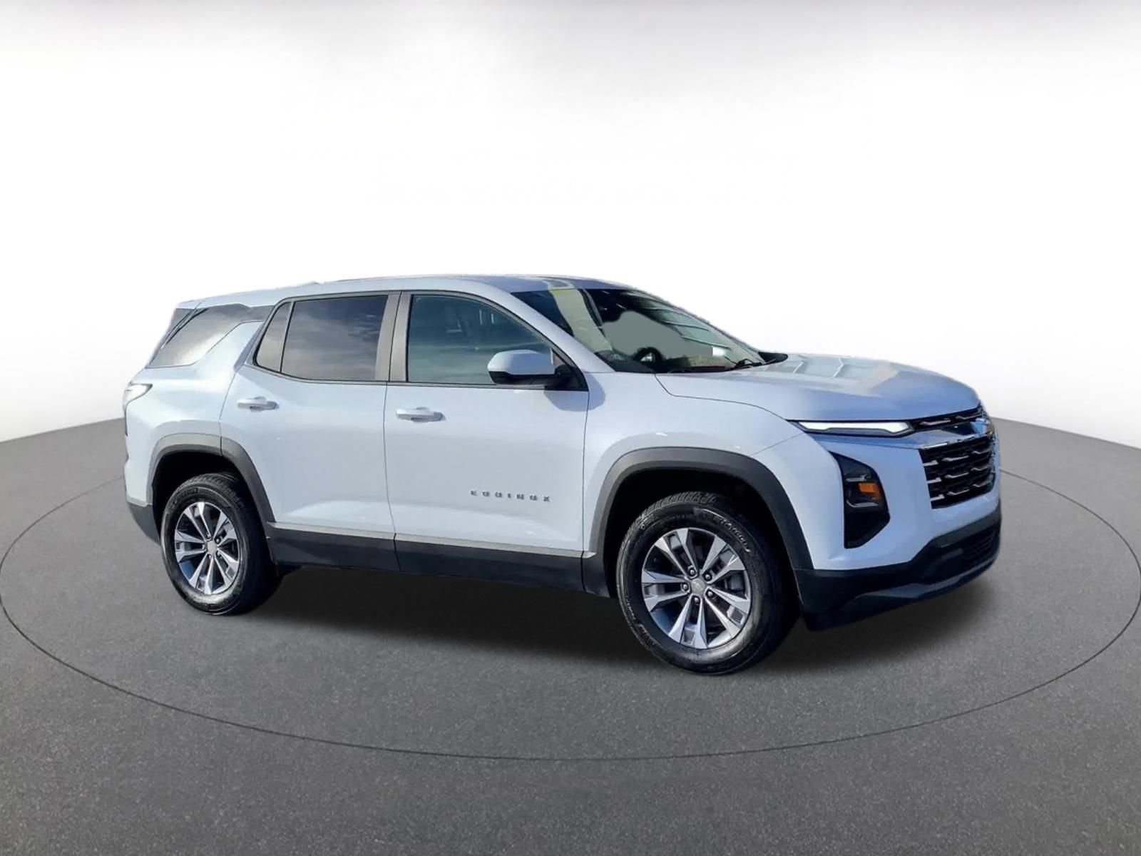 Used 2025 Chevrolet Equinox LT image 2