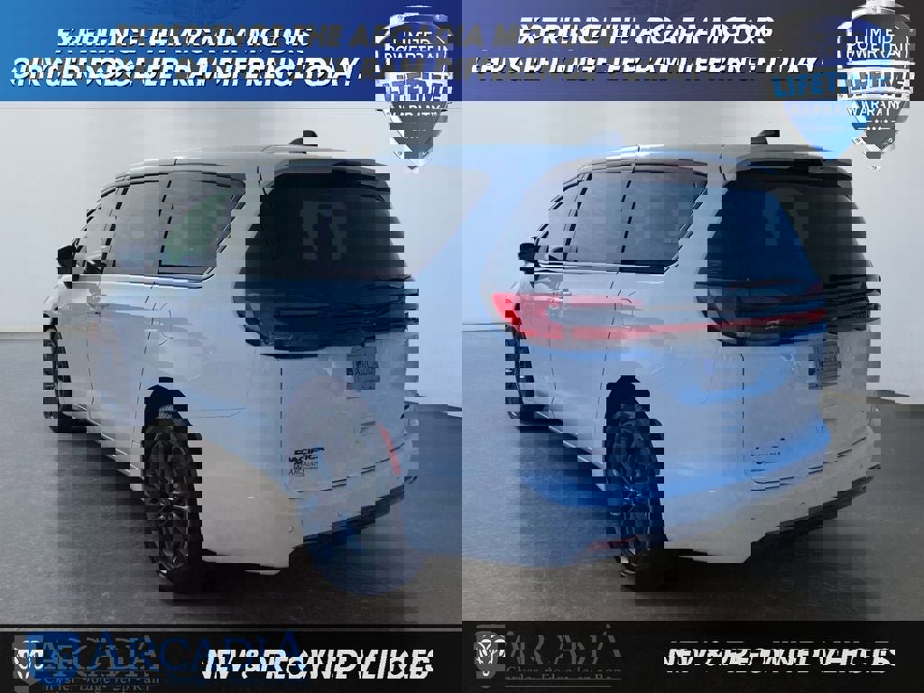 New 2026 Chrysler Pacifica Select image 3