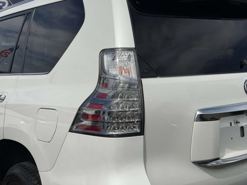Used 2023 Lexus GX 460 Premium w/ Premium Package AWD/4WD image 11