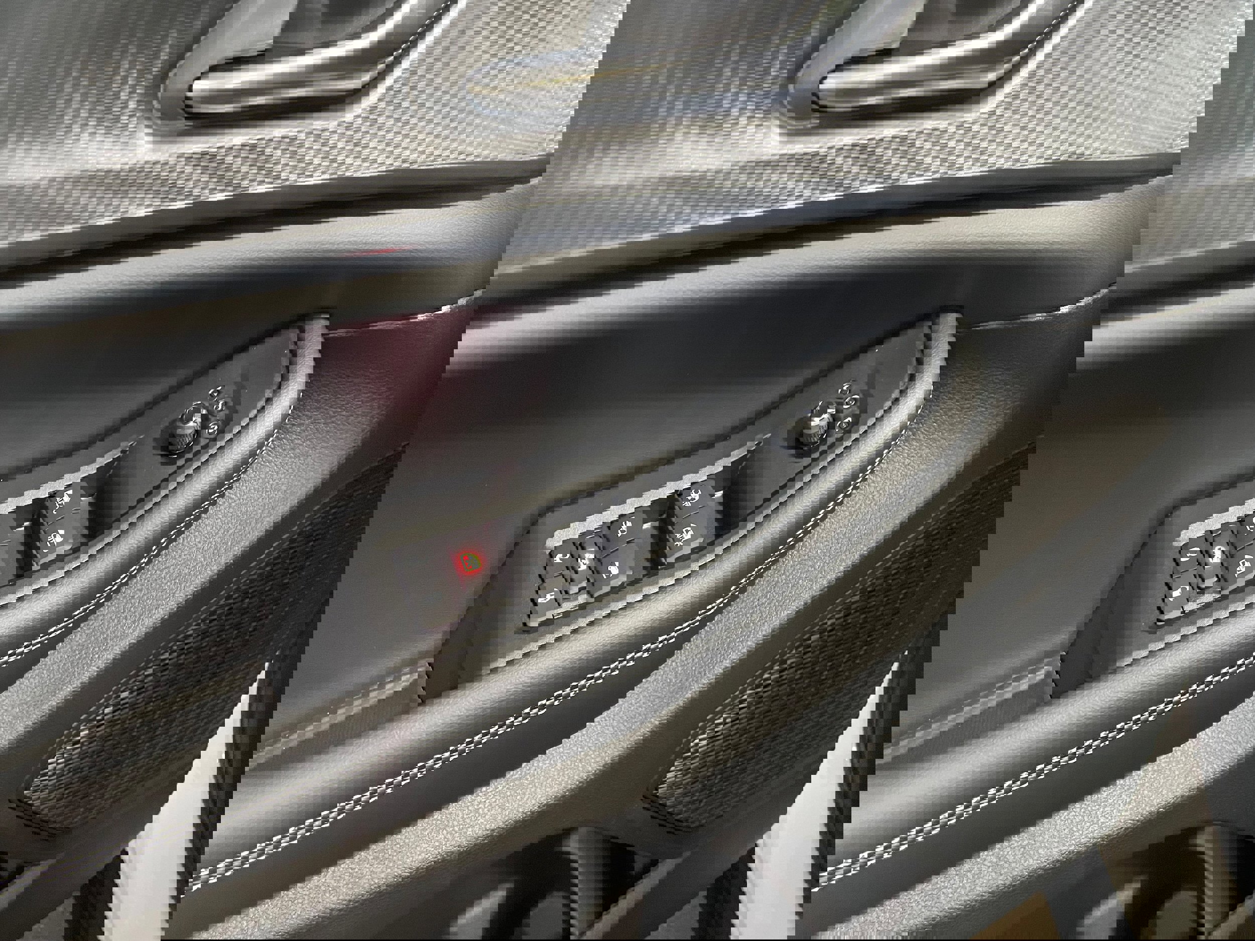 New 2025 Jeep Grand Cherokee Altitude image 9