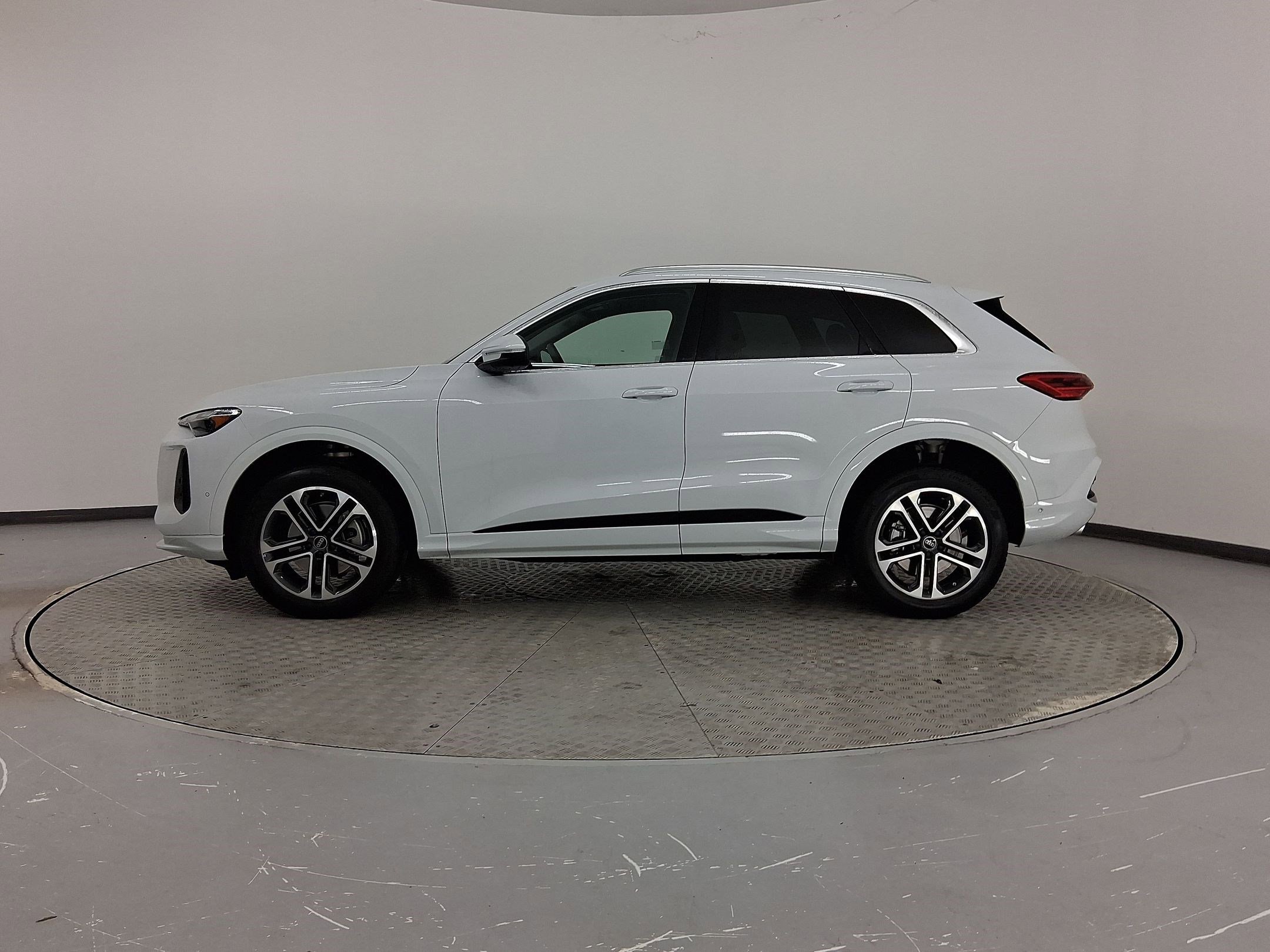 Certified 2025 Audi Q5 Premium w/ Convenience Package image 2