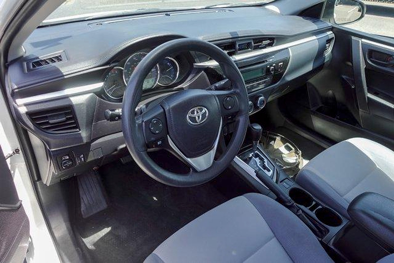 Used 2015 Toyota Corolla L FWD image 9