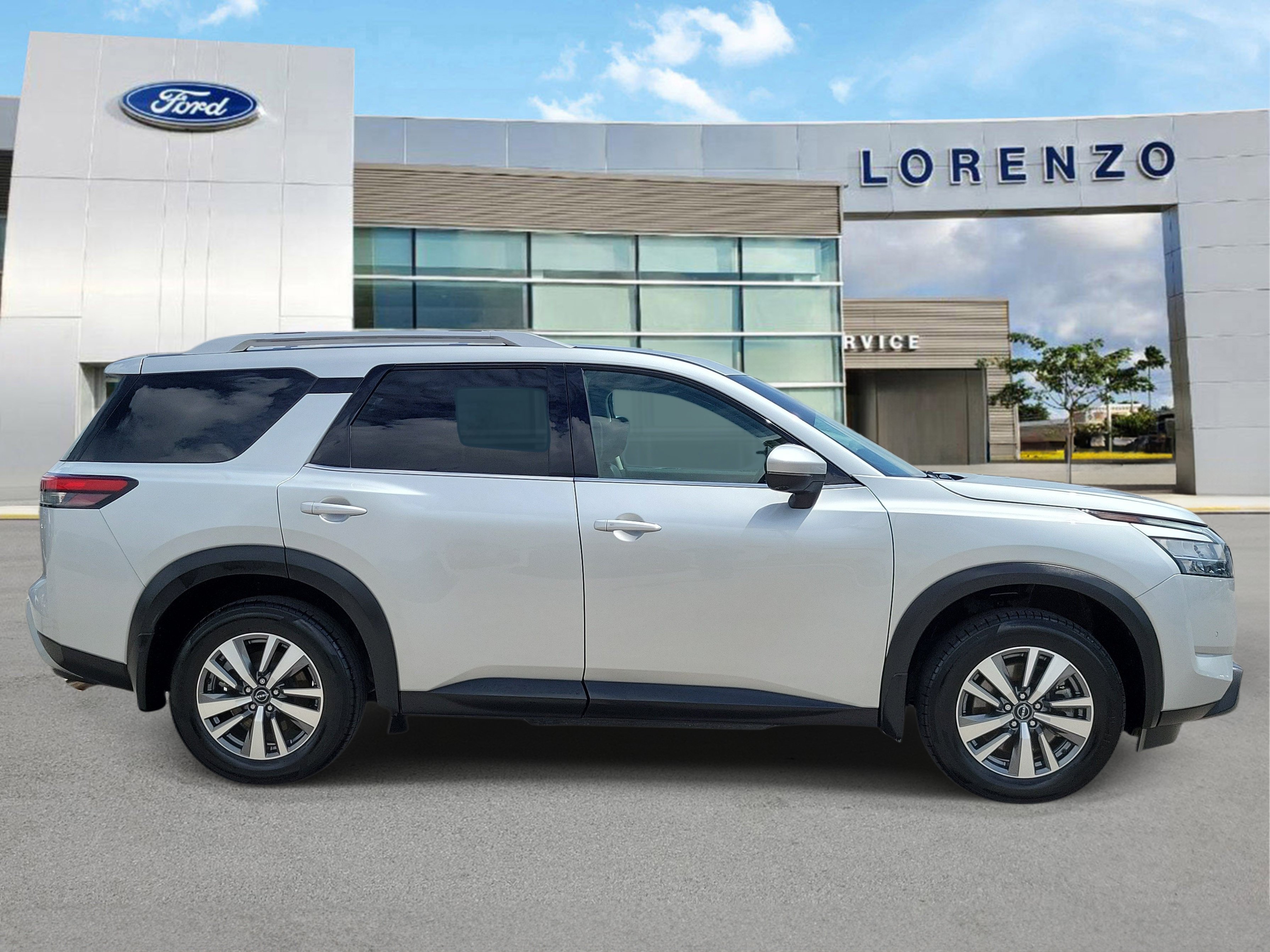 Used 2024 Nissan Pathfinder SL w/ Black Appearance Package FWD image 4