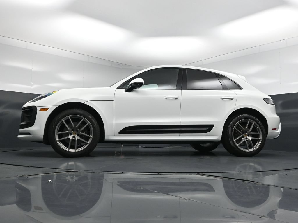 Certified 2025 Porsche Macan AWD/4WD image 23