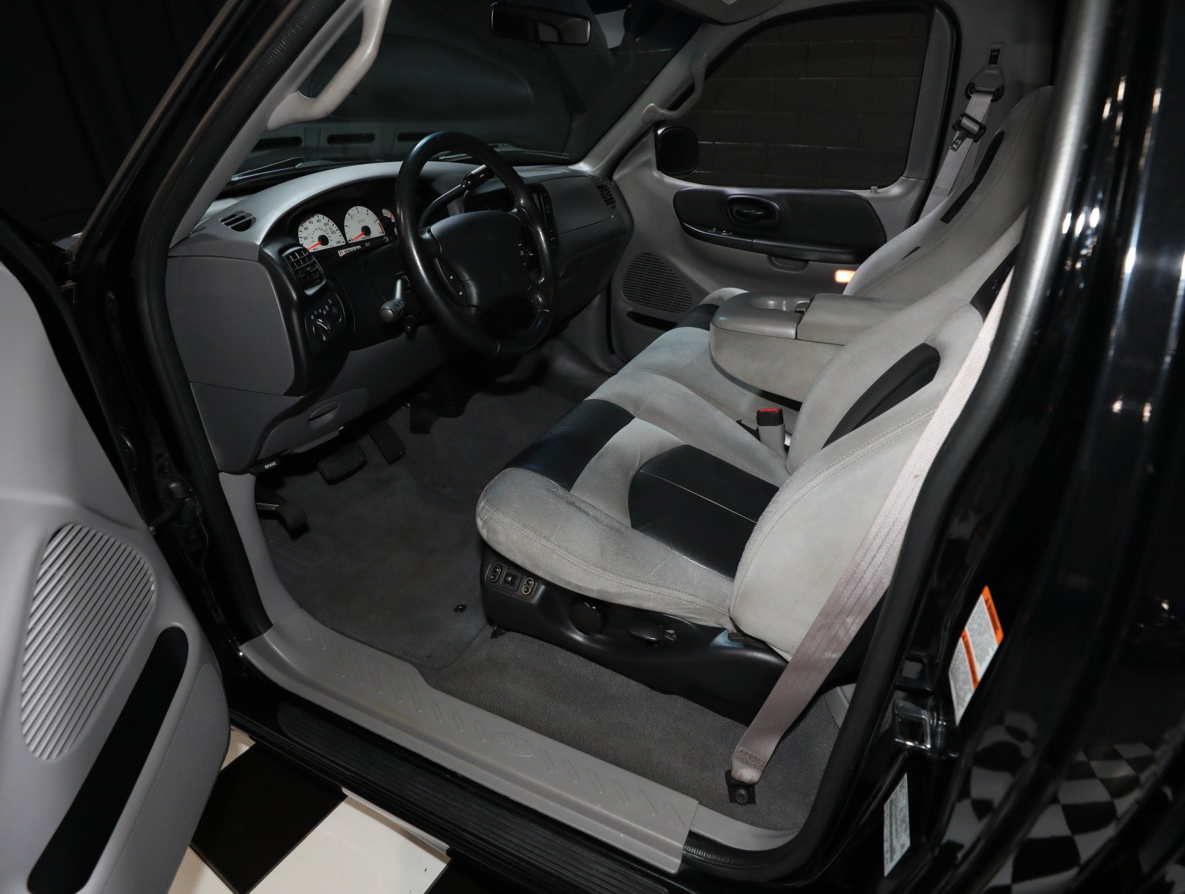 Used 2000 Ford F150 Lightning RWD image 3