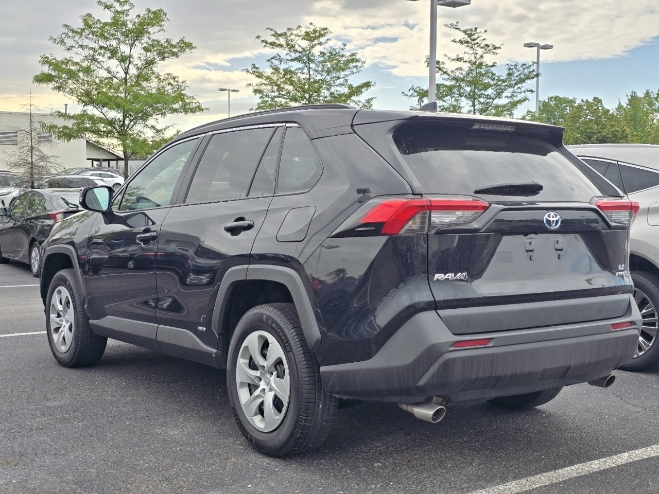 Used 2022 Toyota RAV4 LE AWD/4WD image 5