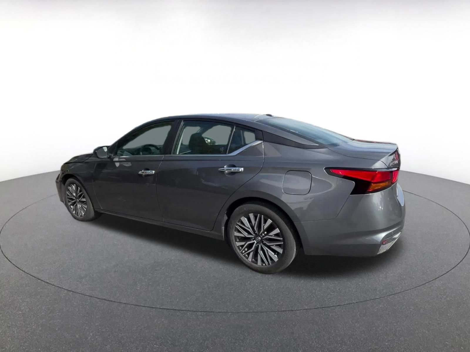 Used 2025 Nissan Altima 2.5 SV FWD image 10