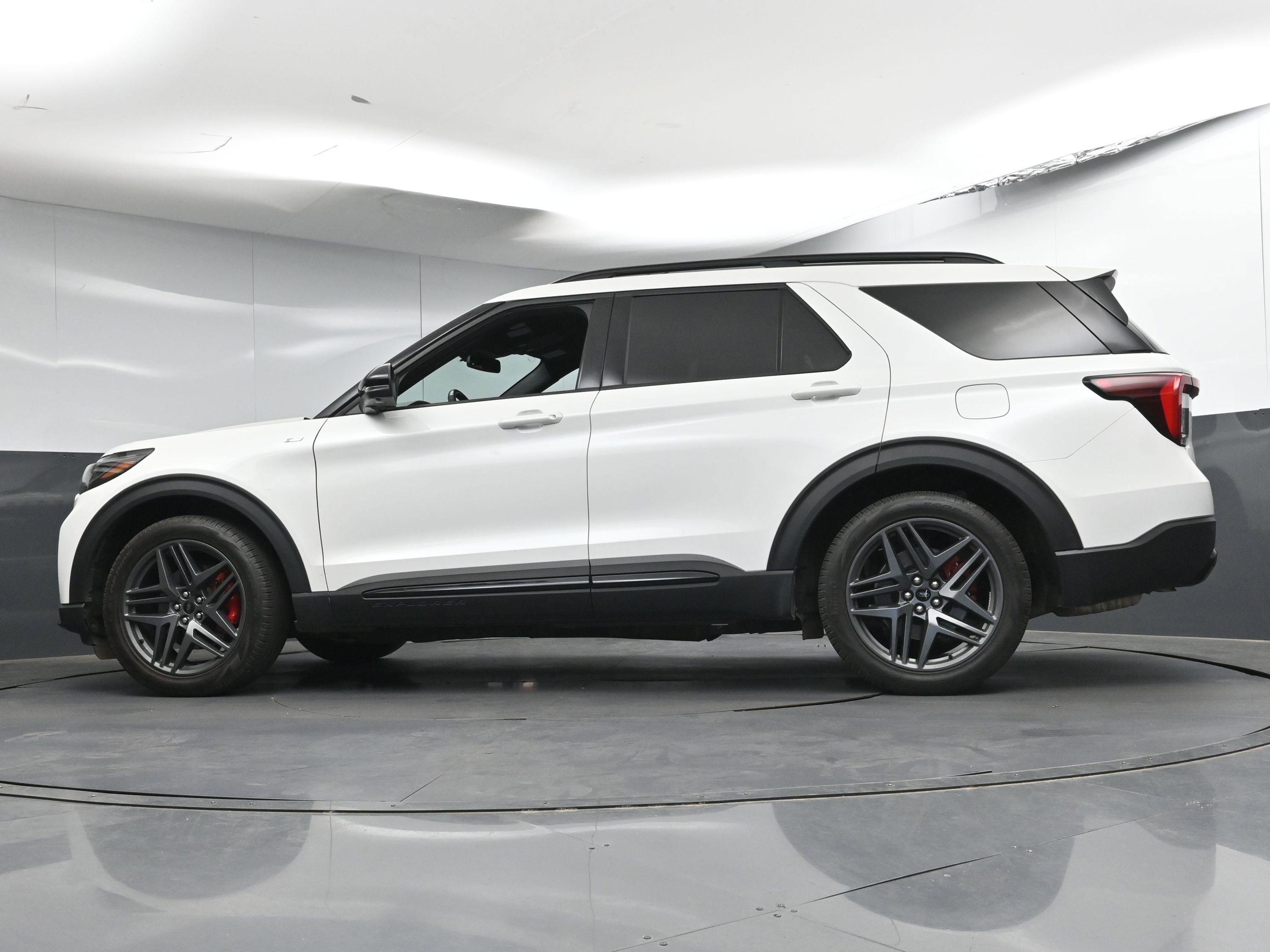 Used 2025 Ford Explorer ST-Line w/ Premium Package RWD image 29