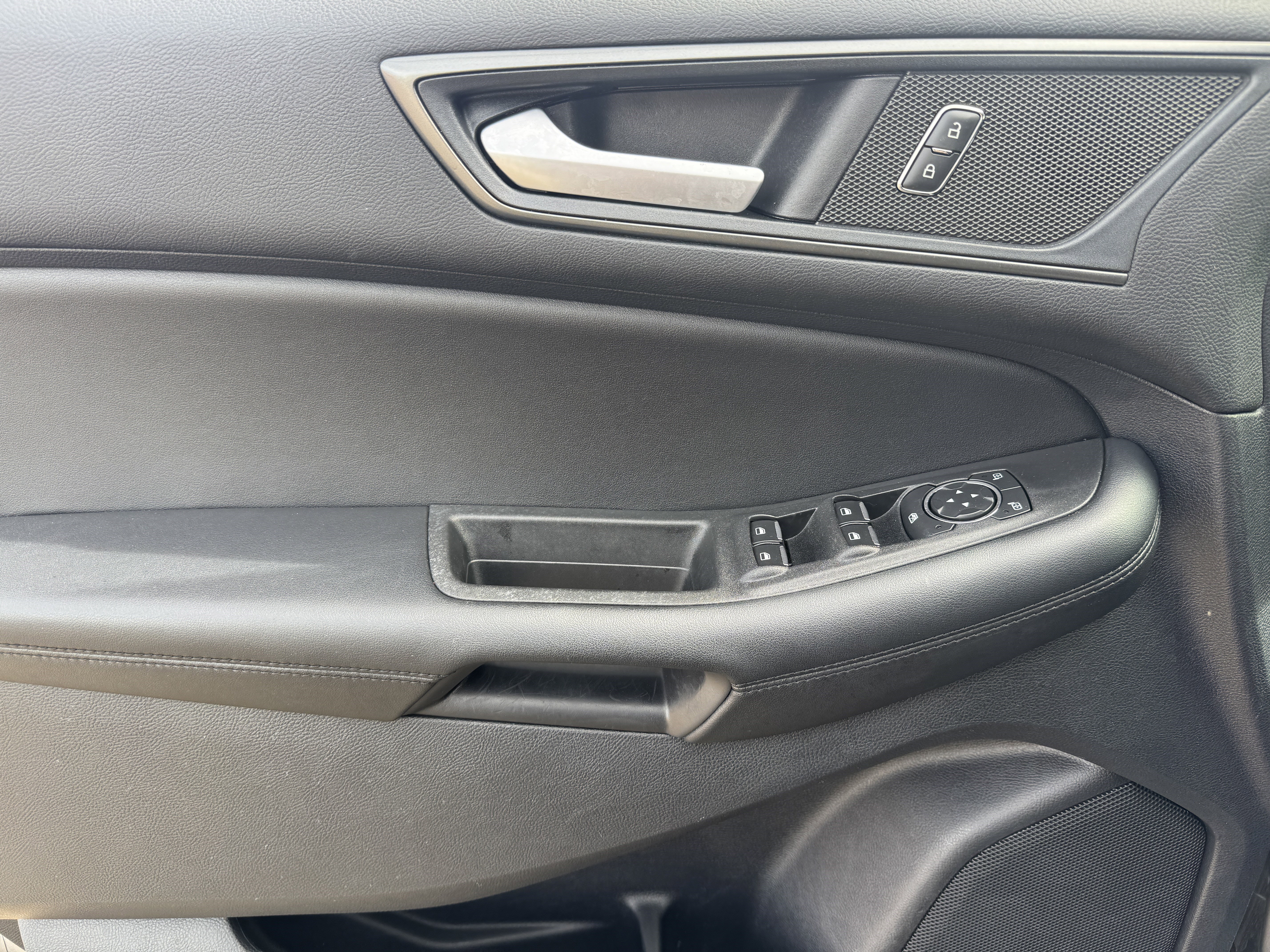 Used 2021 Ford Edge SE image 8