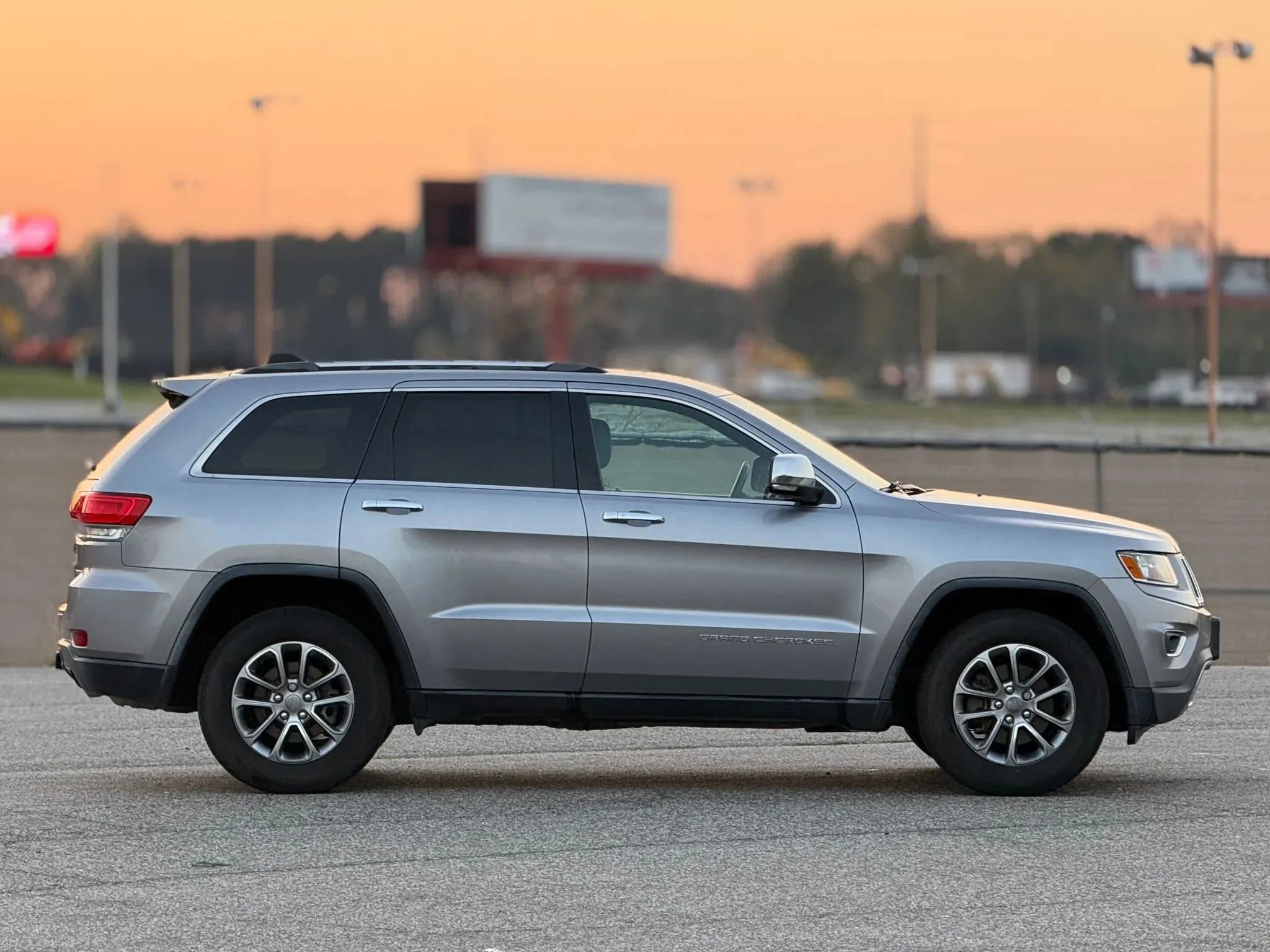 Used 2014 Jeep Grand Cherokee Limited w/ Trailer Tow Group IV image 7