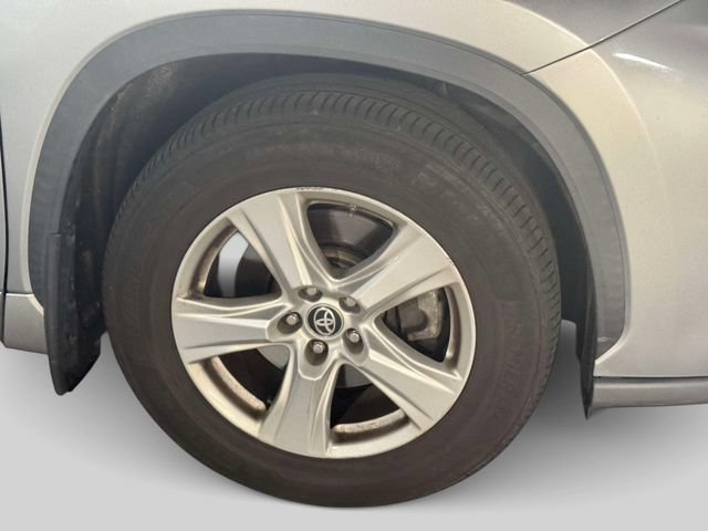 Used 2020 Toyota Highlander LE AWD/4WD image 9