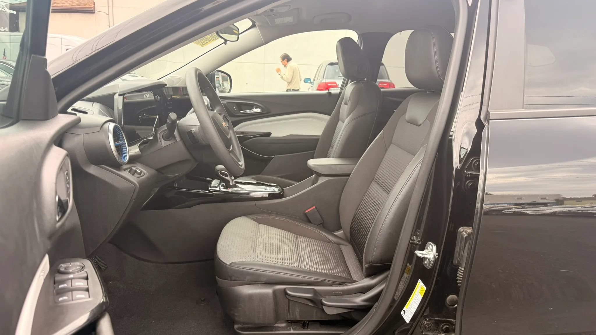 Used 2025 Chevrolet Trax LT FWD image 12