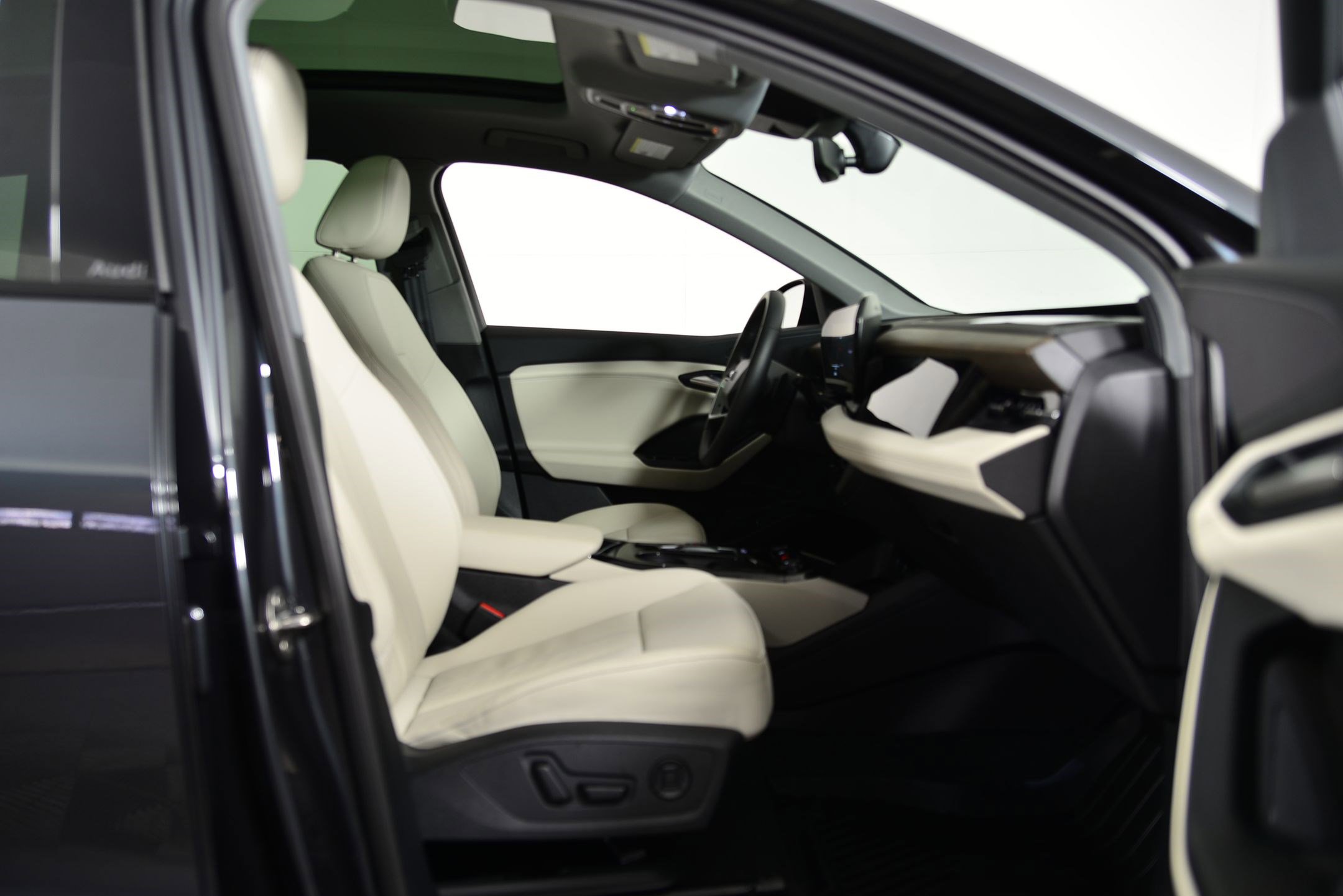 Certified 2025 Audi Q6 e-tron Premium w/ Convenience Package image 17