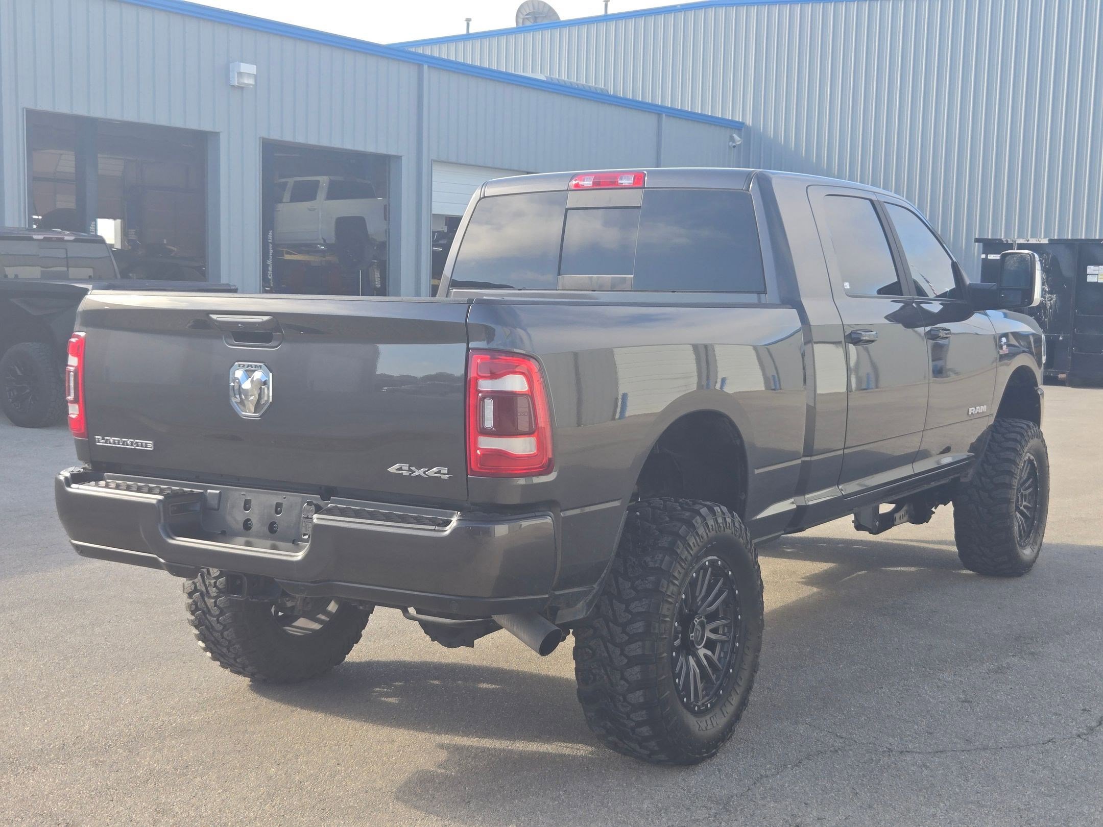 Used 2024 RAM 2500 Laramie AWD/4WD image 3