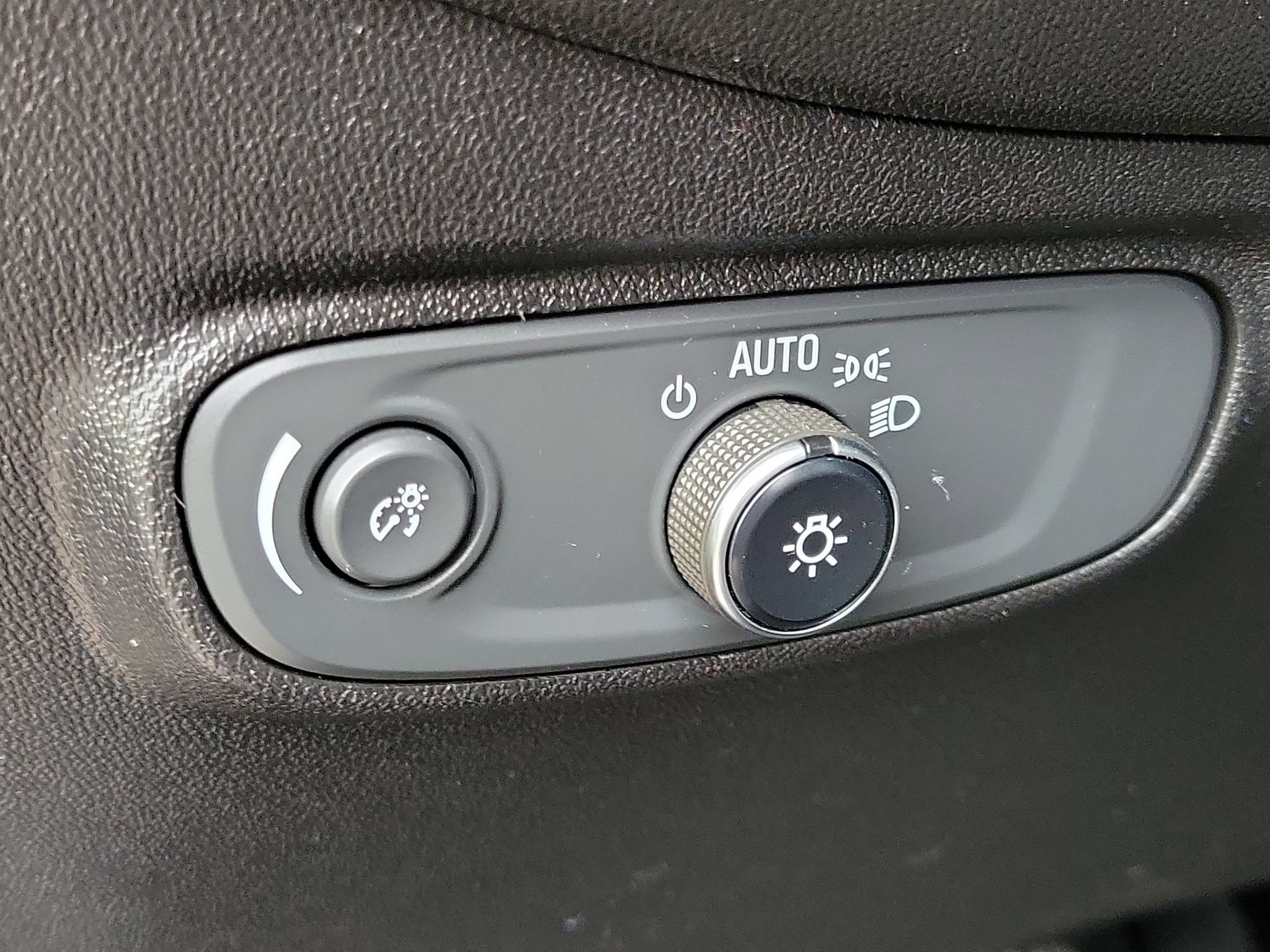 Used 2019 Chevrolet Equinox LT w/ Sun & Navigation Package FWD image 11