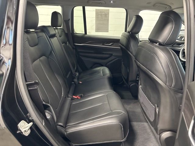 Used 2023 Jeep Grand Cherokee Limited w/ Black Appearance Package AWD/4WD image 17