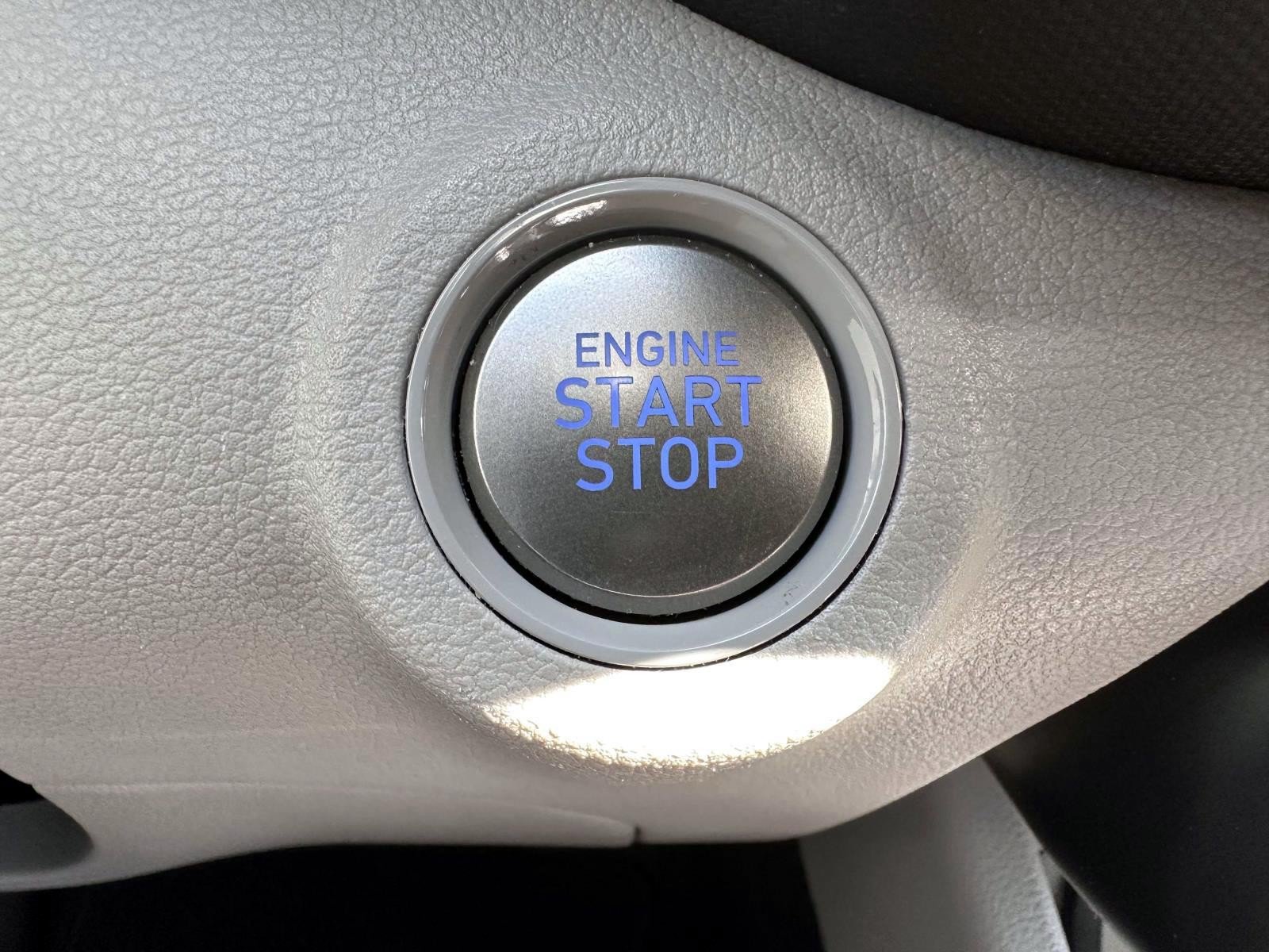 Used 2024 Hyundai Venue SEL FWD image 21