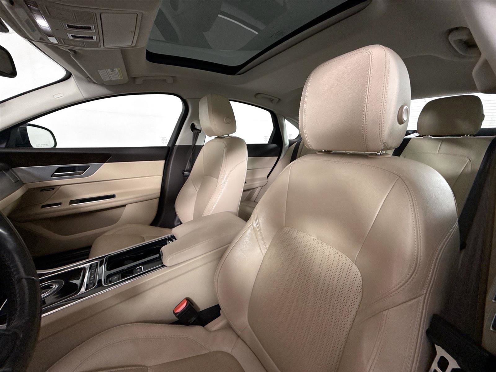 Used 2017 Jaguar XF Prestige image 3