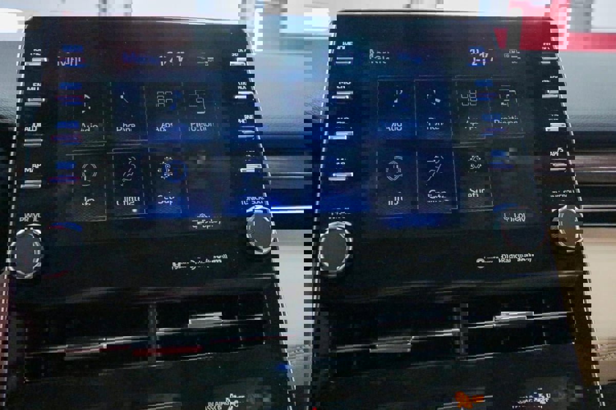 Used 2021 Toyota Avalon XLE w/ Moonroof Package image 18