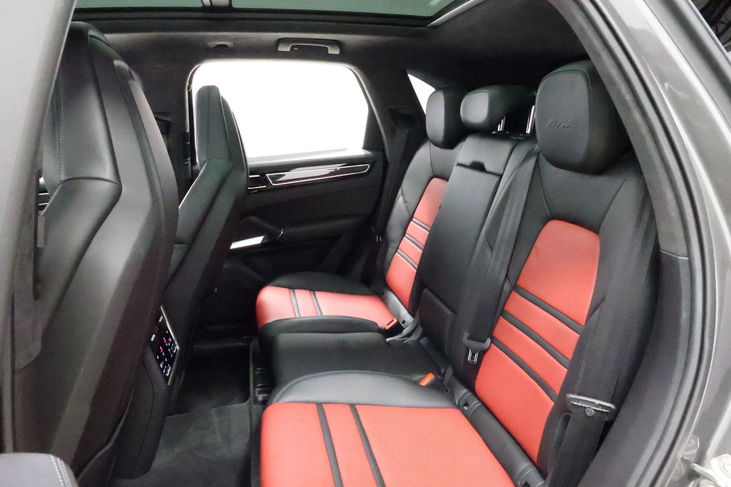 Used 2020 Porsche Cayenne Turbo image 3