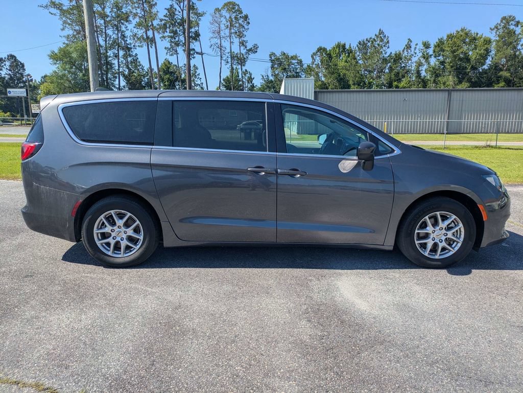 Used 2023 Chrysler Voyager LX FWD image 3