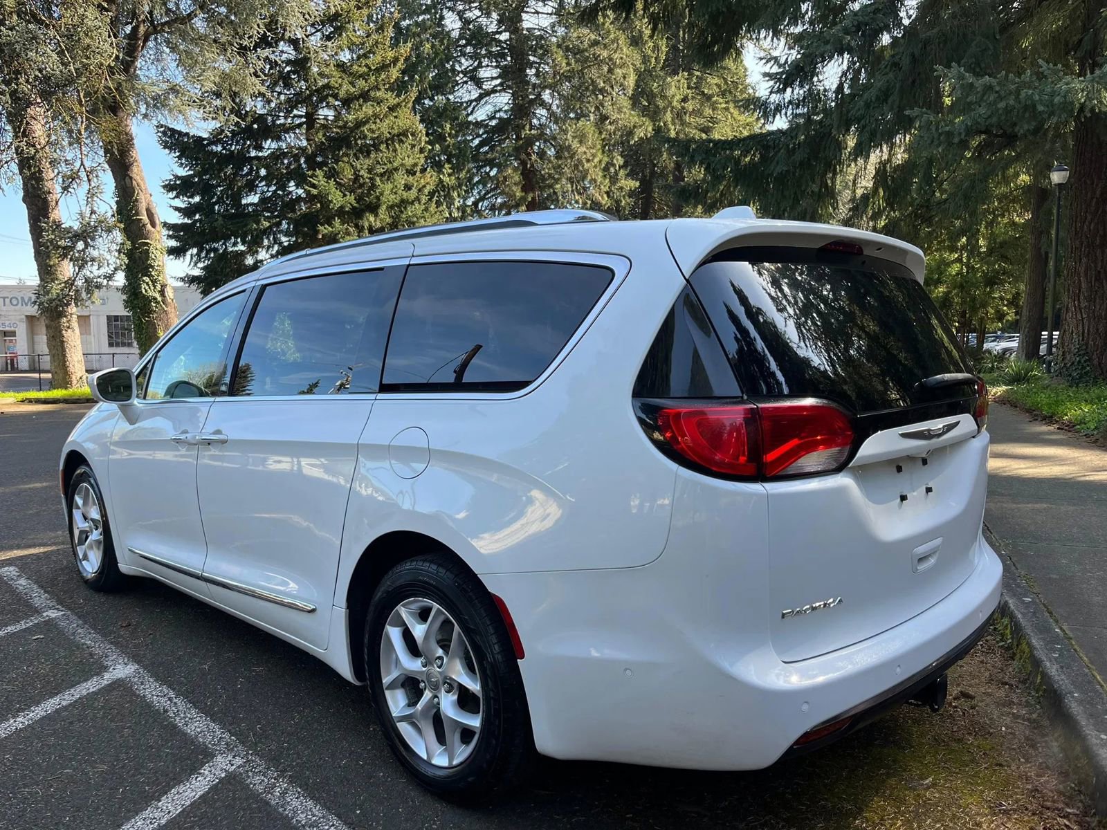 Used 2017 Chrysler Pacifica Touring-L Plus w/ Advanced Safetytec Group image 5