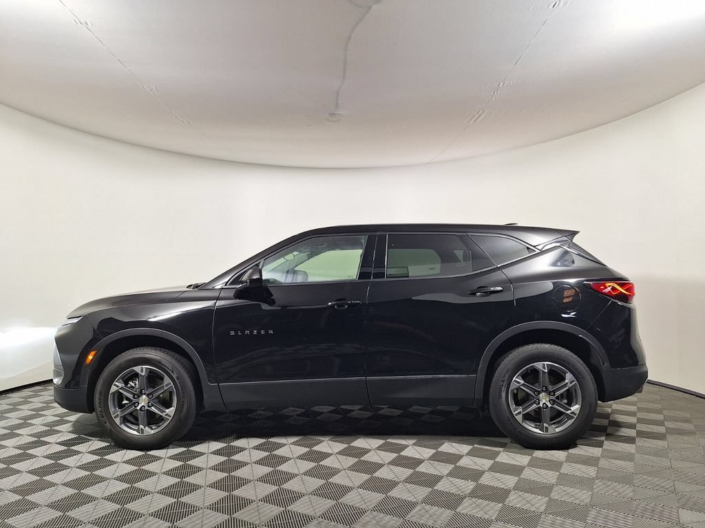 Used 2025 Chevrolet Blazer LT FWD image 8