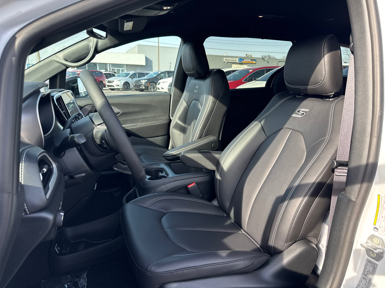 New 2026 Chrysler Pacifica Select w/ S Appearance Package FWD image 9