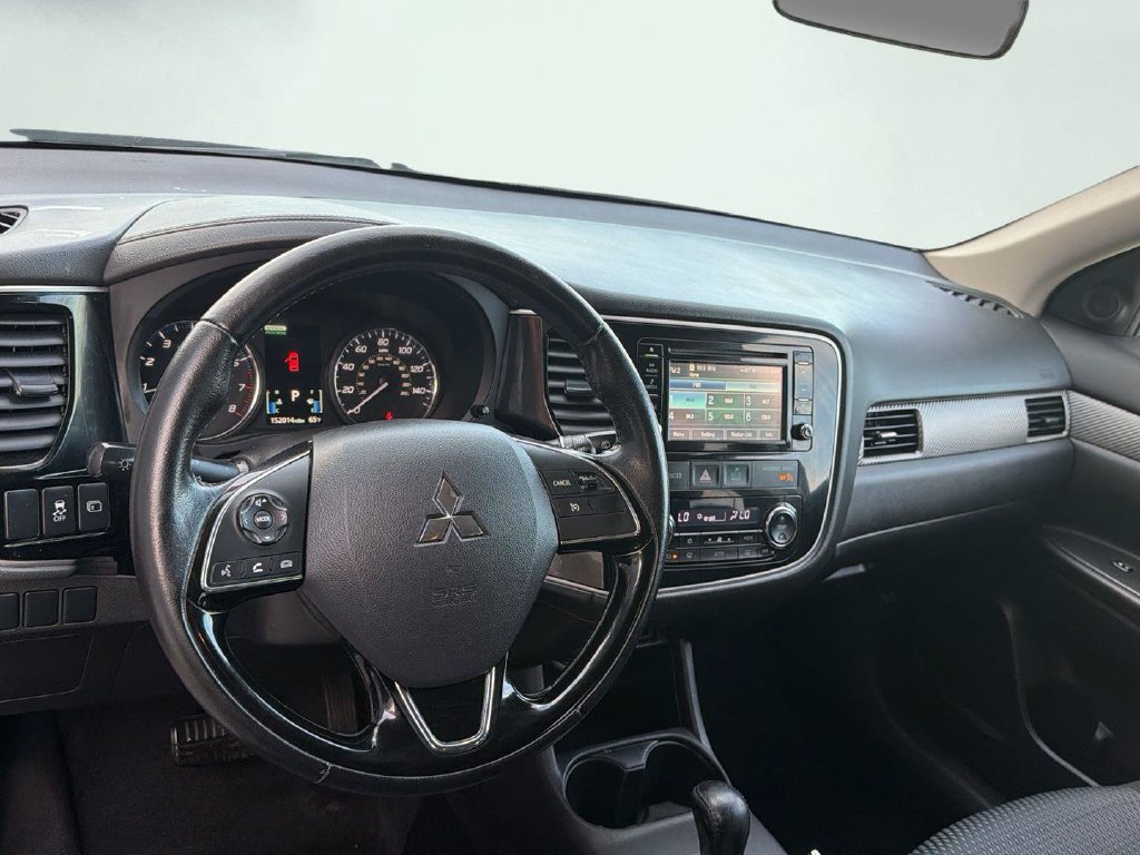 Used 2016 Mitsubishi Outlander SE AWD/4WD image 17