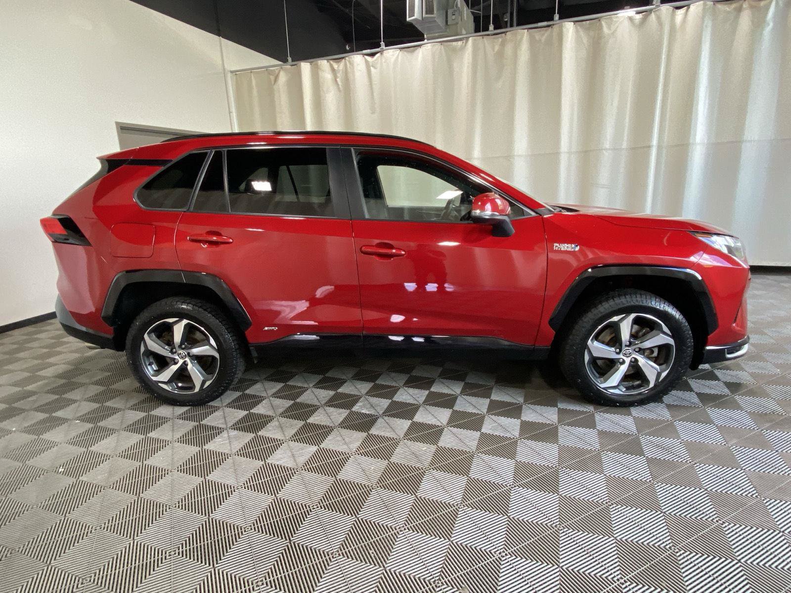 Used 2024 Toyota RAV4 SE w/ Weather & Moonroof Package AWD/4WD image 17