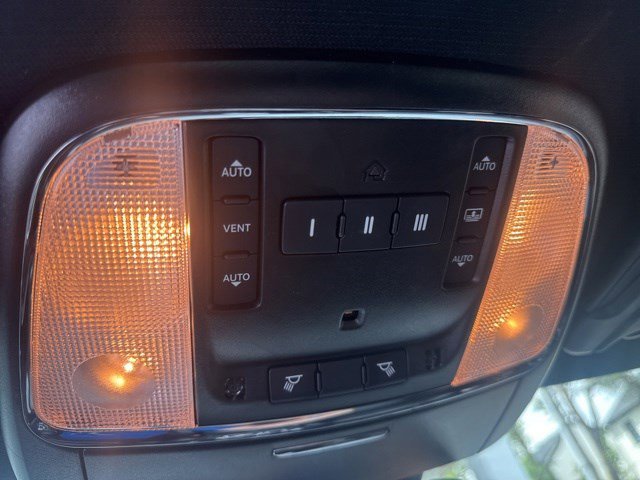 Used 2023 Chrysler 300 C RWD image 32