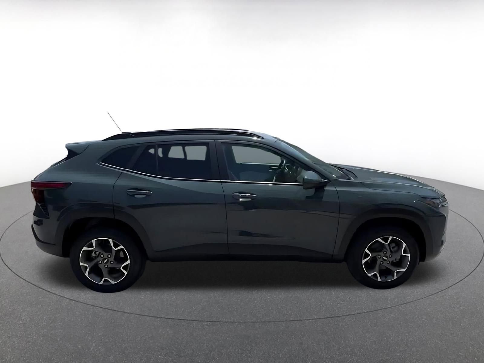 Used 2025 Chevrolet Trax LT w/ LT Convenience Package FWD image 16