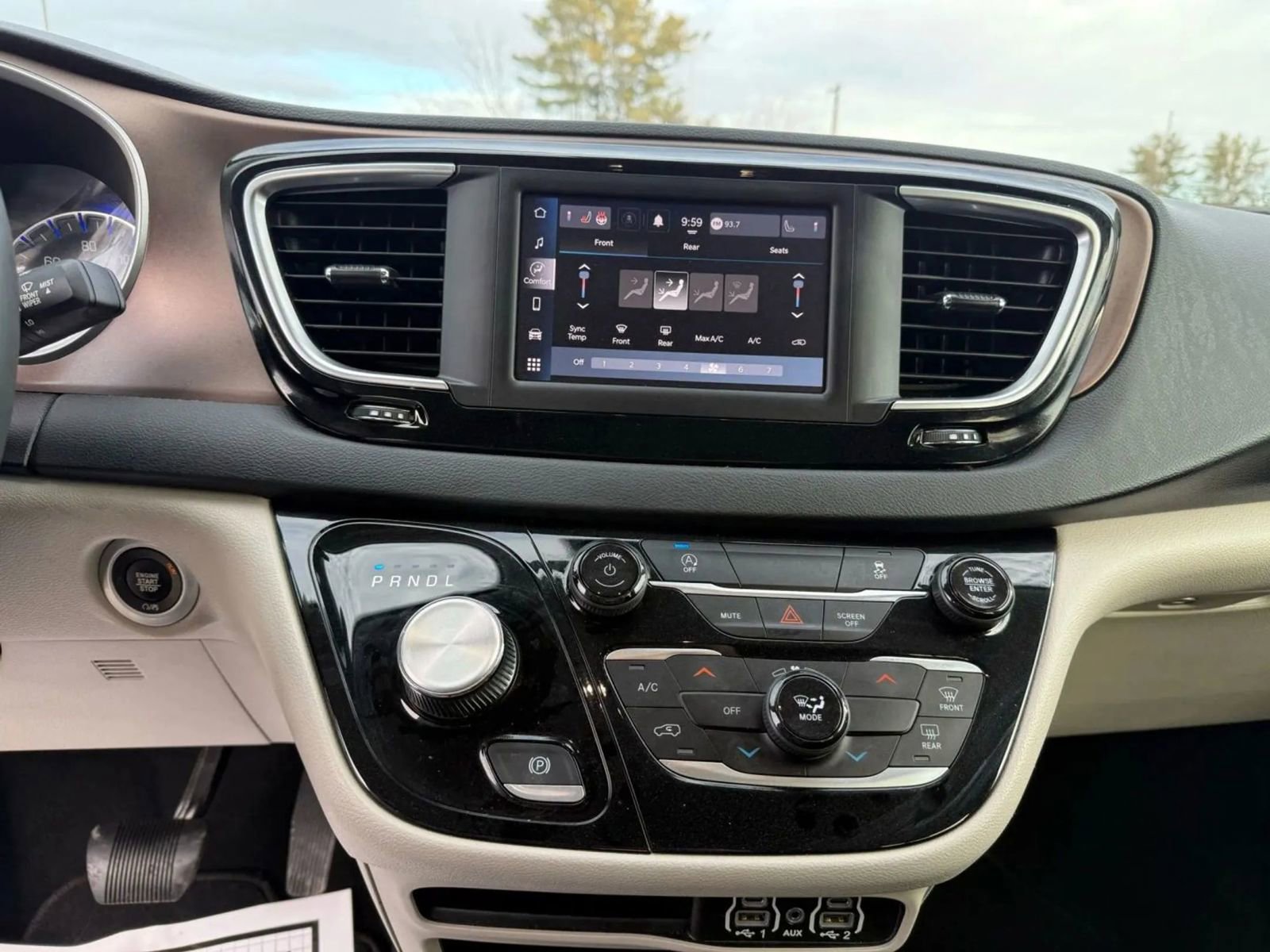 Used 2023 Chrysler Voyager LX image 31