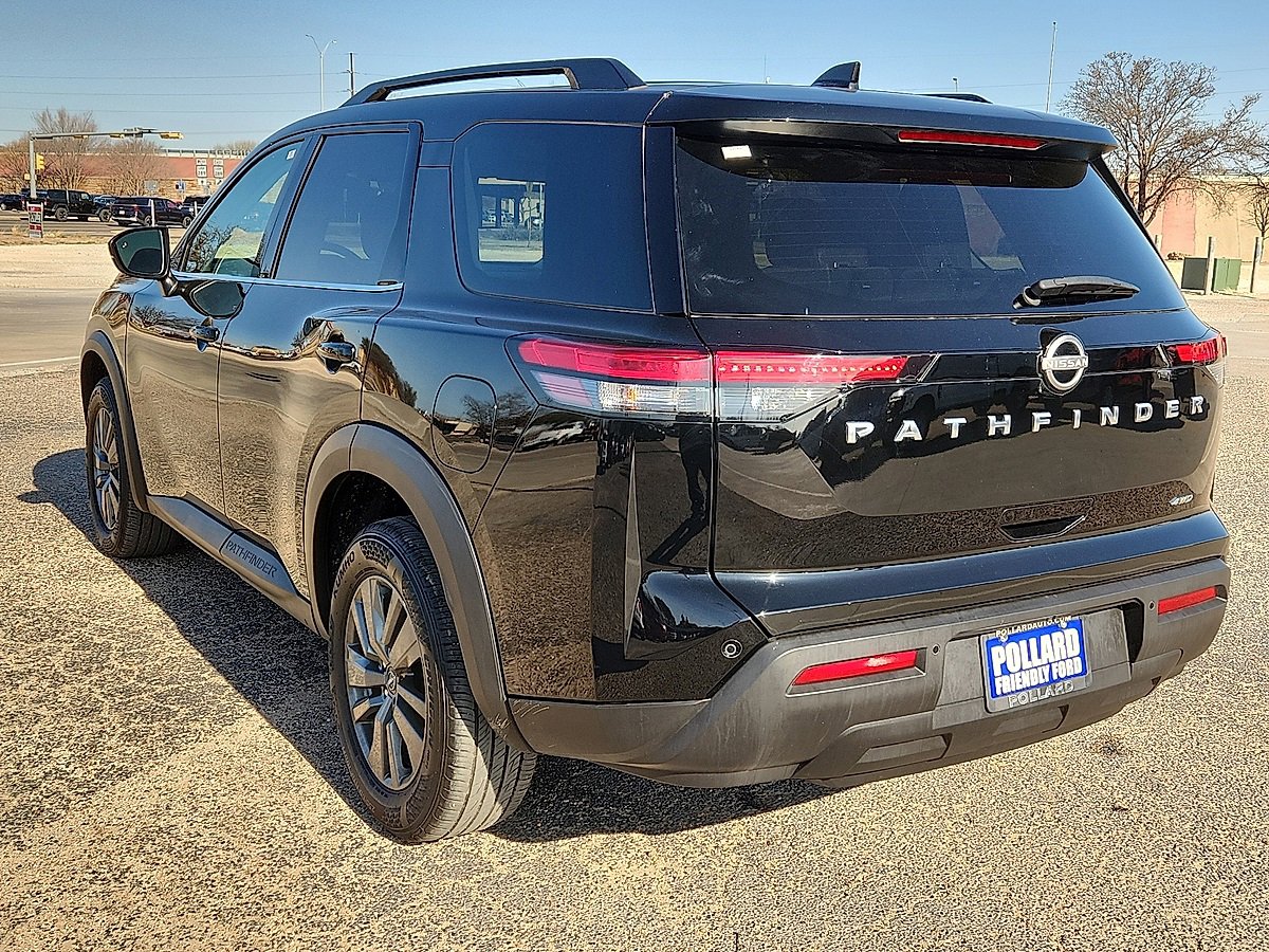 Used 2025 Nissan Pathfinder SV image 2