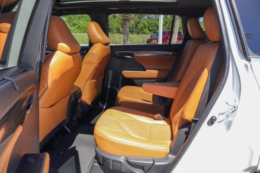 Used 2024 Toyota Highlander Platinum image 10