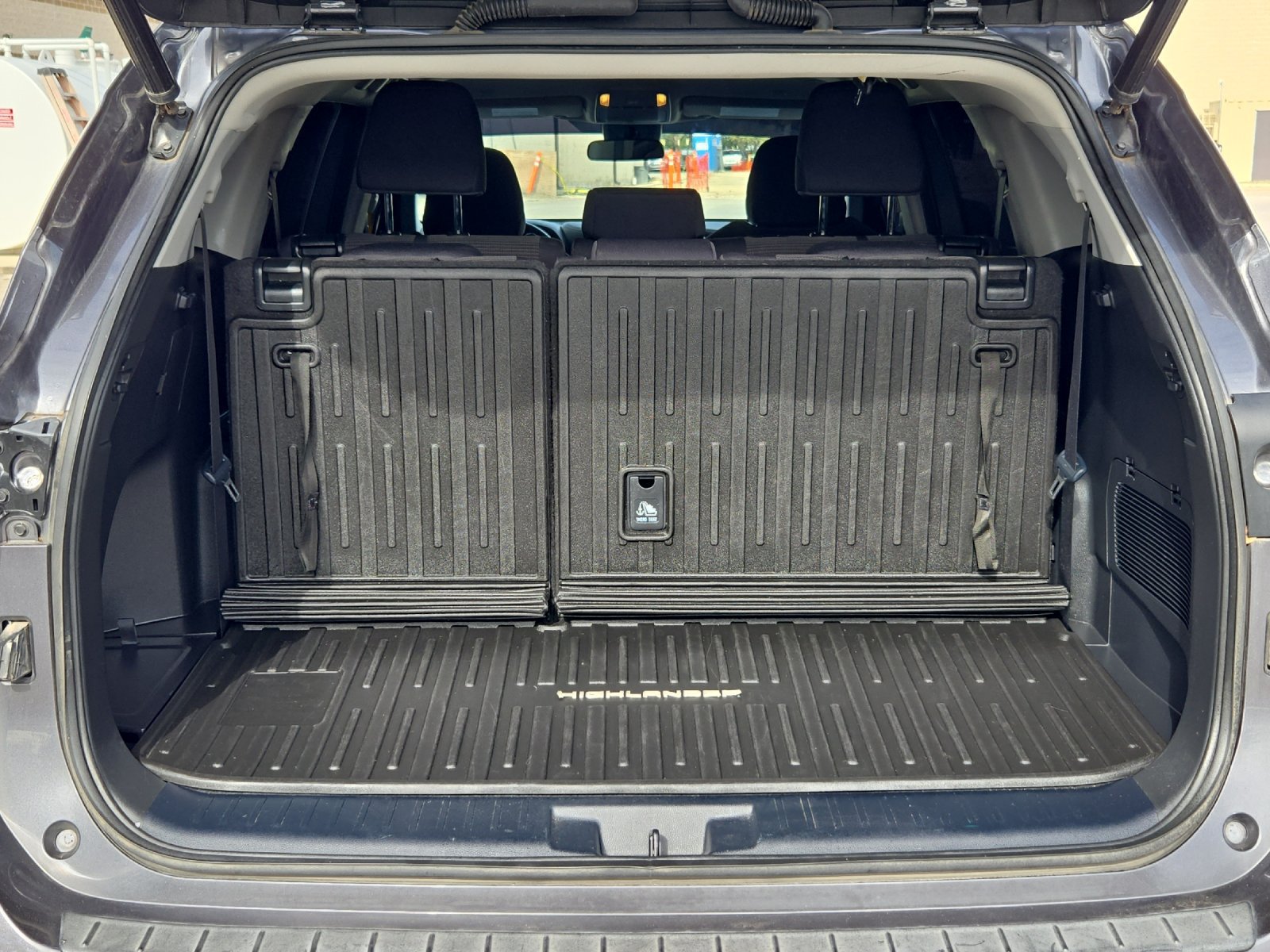 Used 2023 Toyota Highlander LE FWD image 15