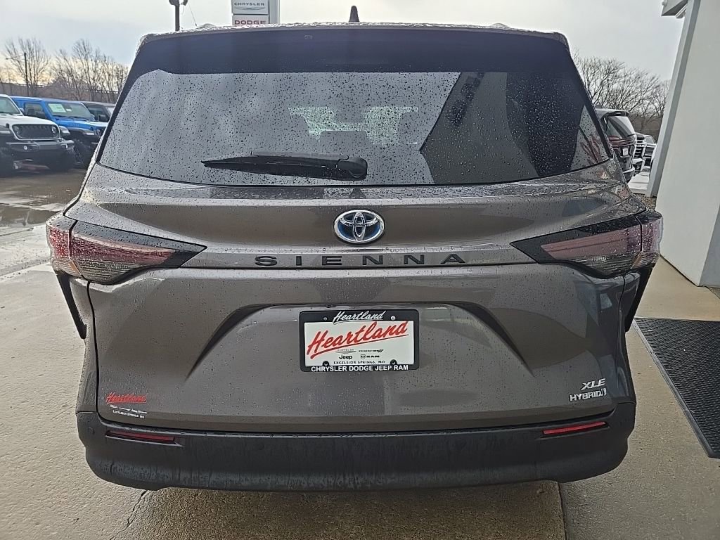Used 2024 Toyota Sienna XLE image 9