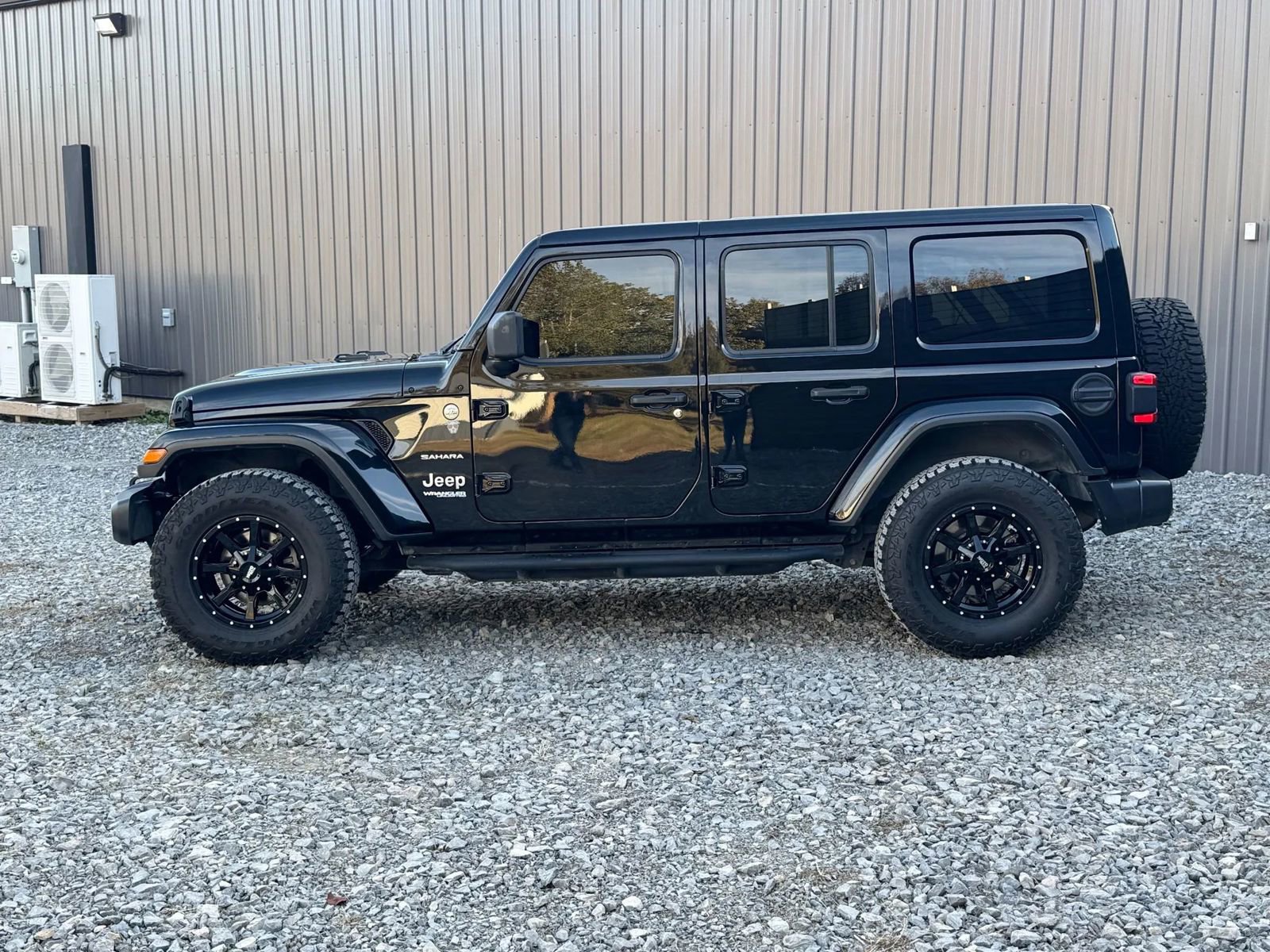 Used 2020 Jeep Wrangler Unlimited Sahara AWD/4WD image 2