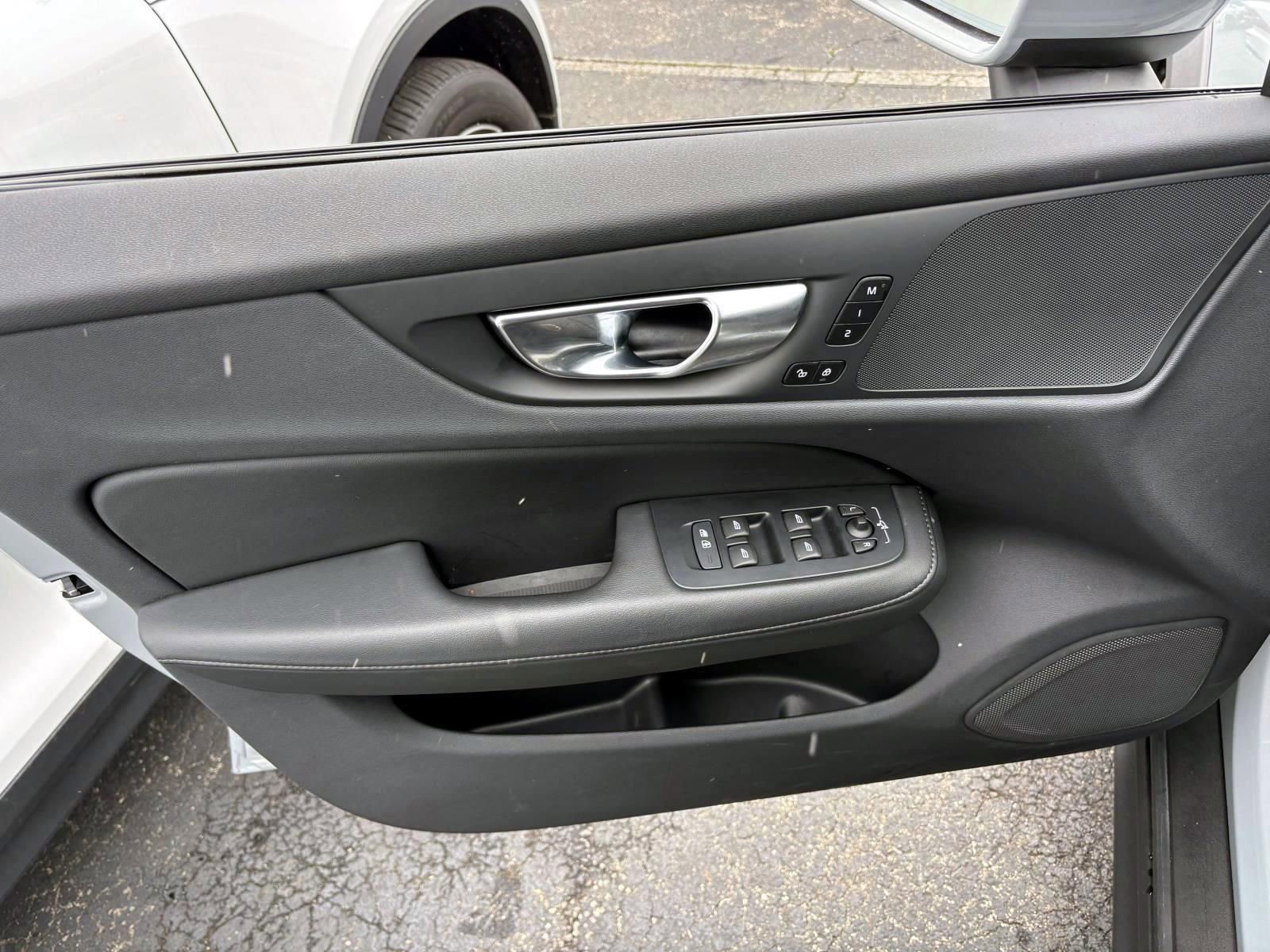 Used 2025 Volvo V60 B5 Cross Country Plus image 9