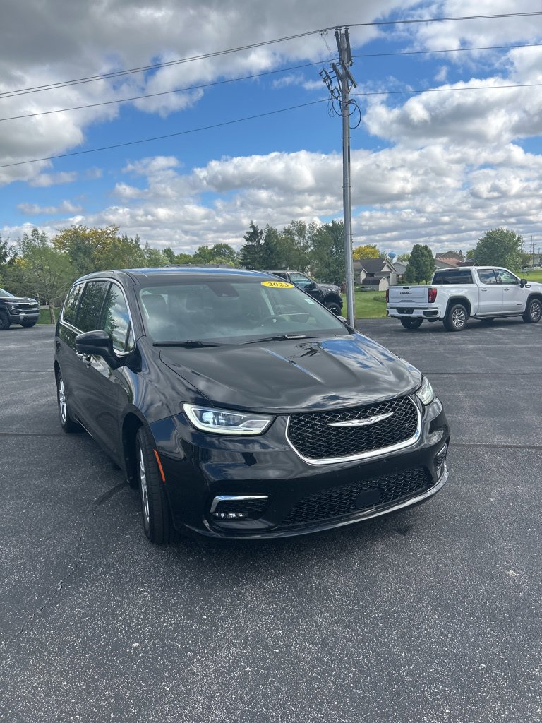 Used 2023 Chrysler Pacifica Touring-L FWD image 1