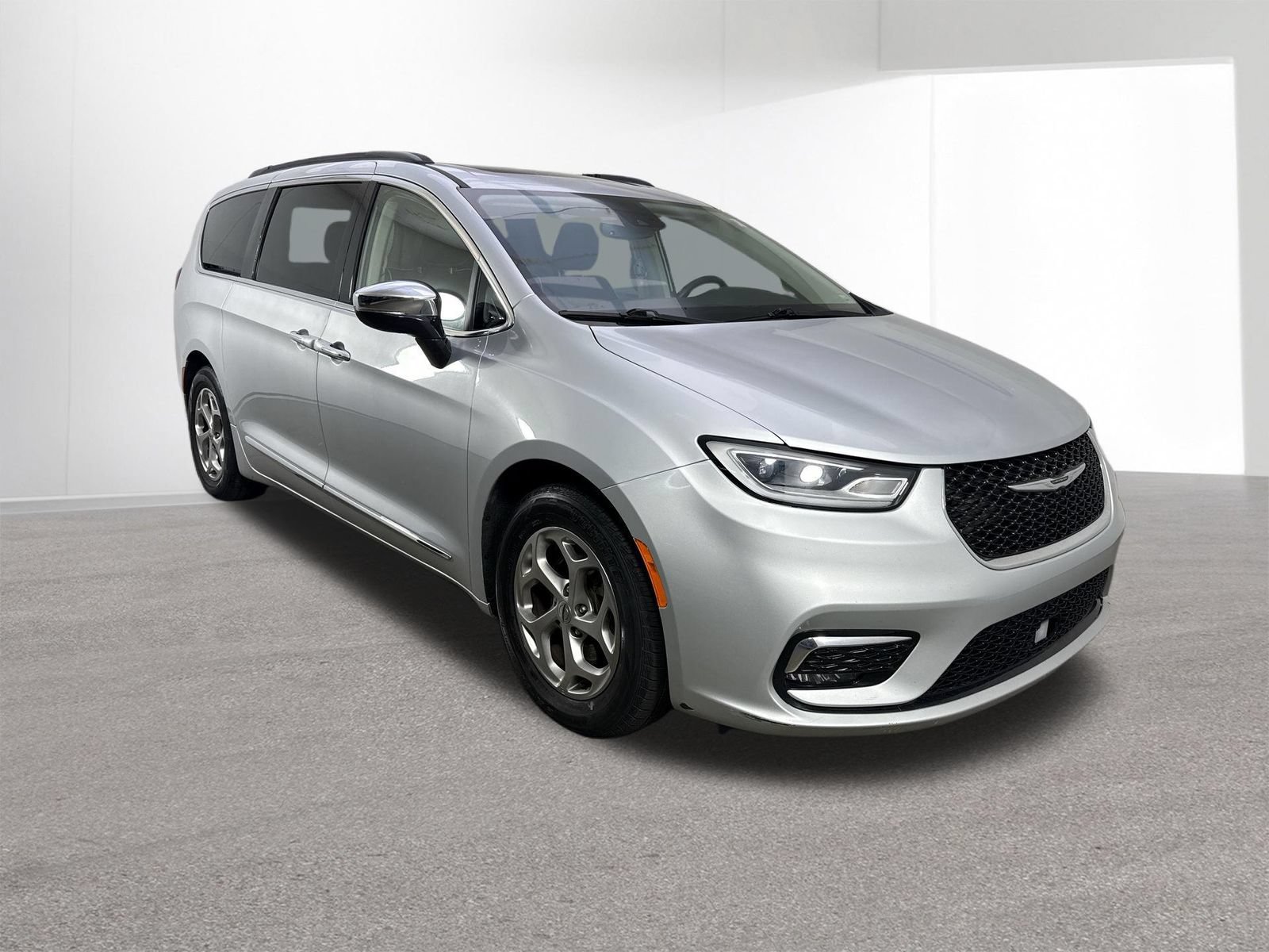 Used 2023 Chrysler Pacifica Limited FWD image 3