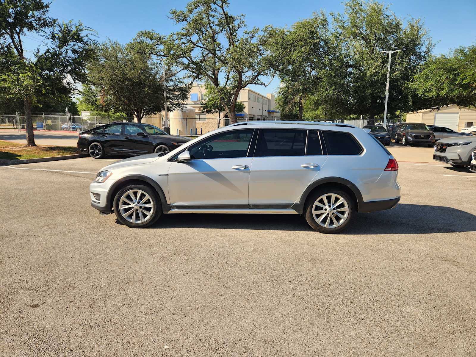 Used 2017 Volkswagen Golf Alltrack SE AWD/4WD image 4