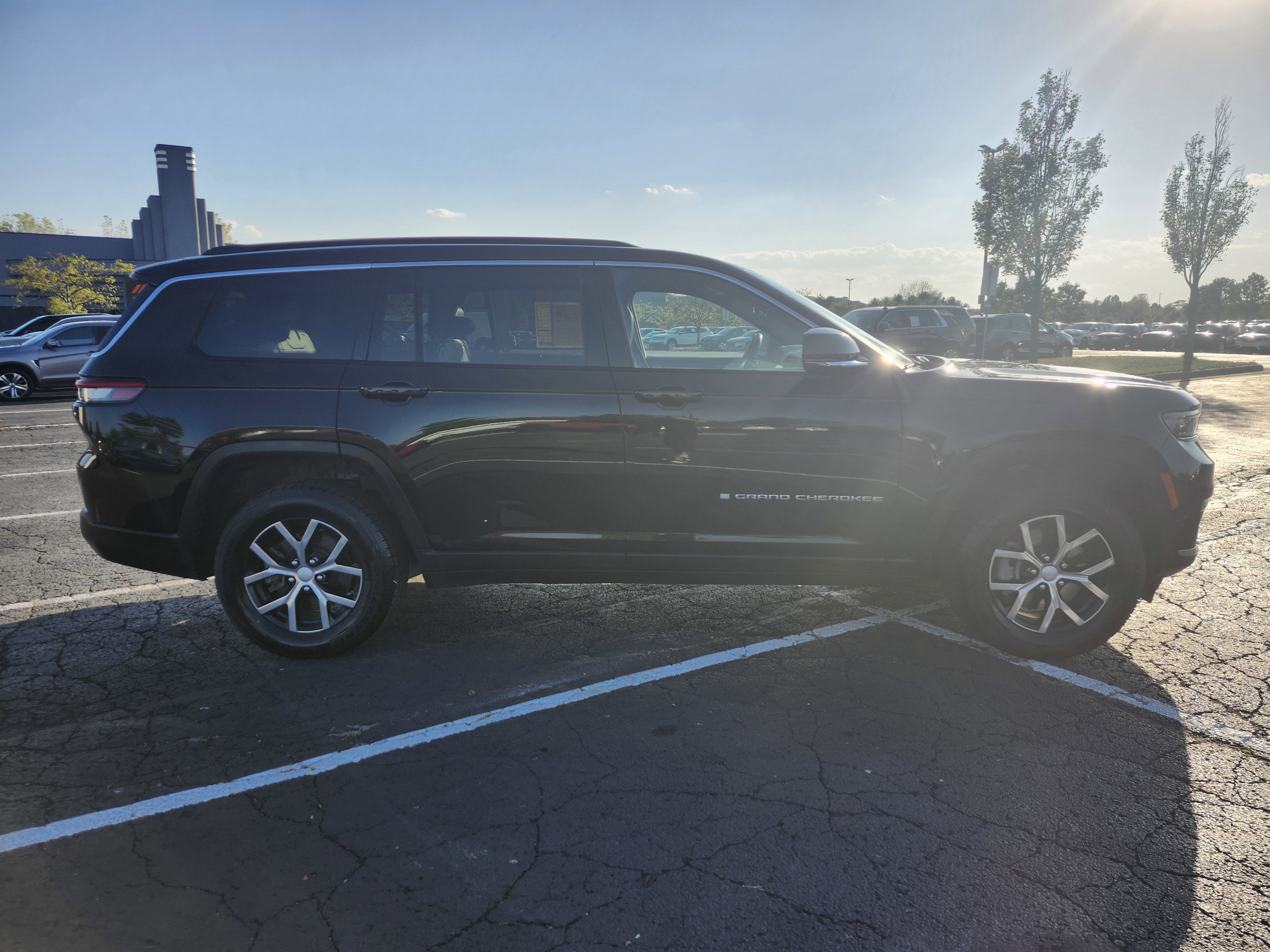 Used 2024 Jeep Grand Cherokee L Limited w/ Luxury Tech Group II image 11