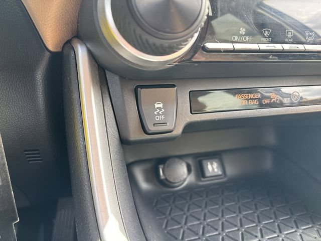 Used 2019 Toyota RAV4 LE FWD image 26