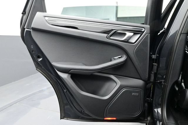 Certified 2025 Porsche Macan AWD/4WD image 13