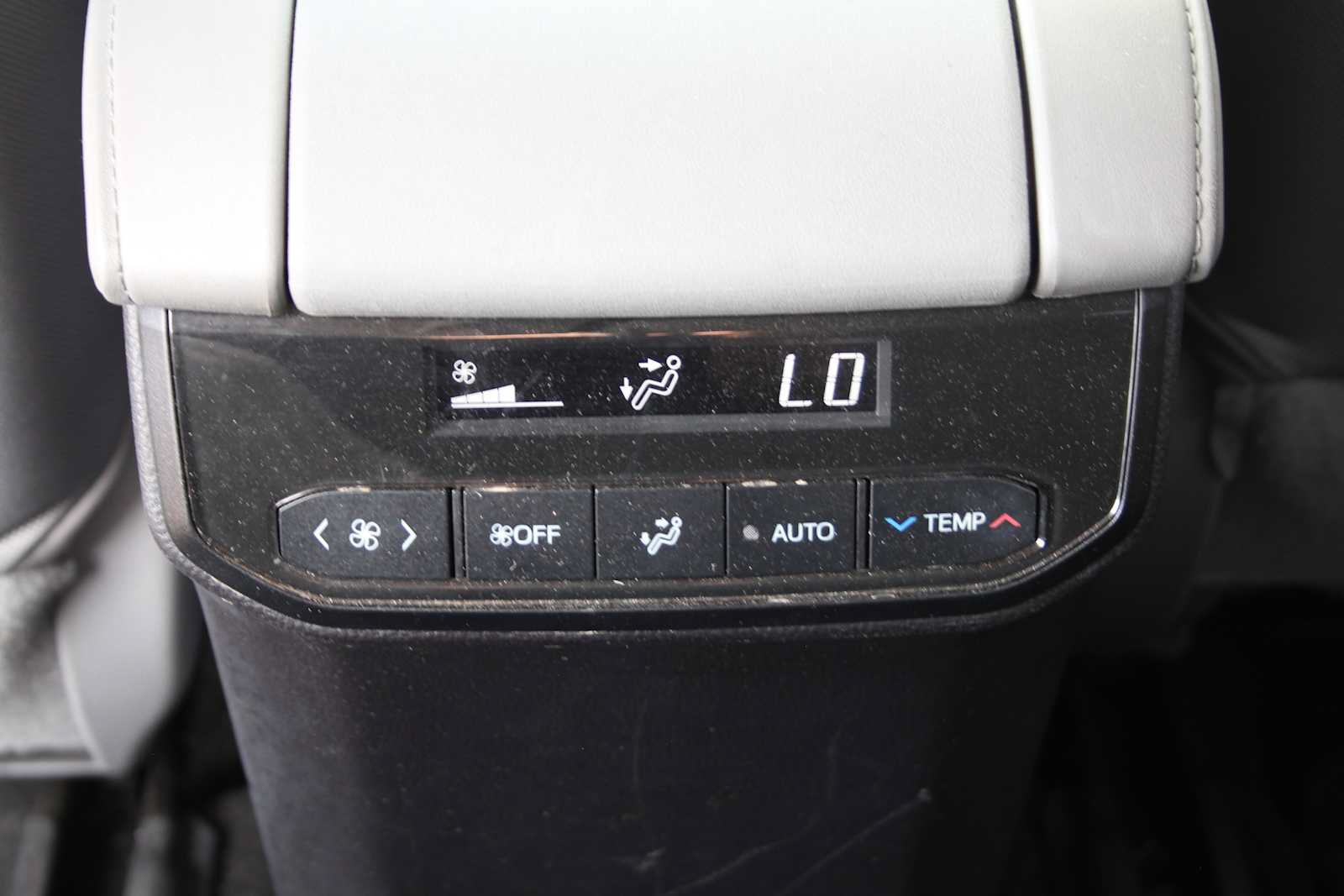 Used 2023 Toyota Highlander LE AWD/4WD image 29